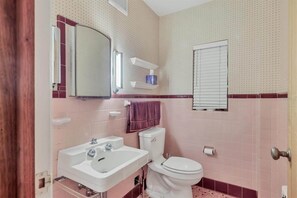 Hair dryer, towels, soap, shampoo - Waterfront 4 BR - Heated Pool15 min to IMG/AMI (Bradenton)