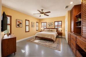 4 habitaciones, tabla de planchar con plancha y cuna de viaje 