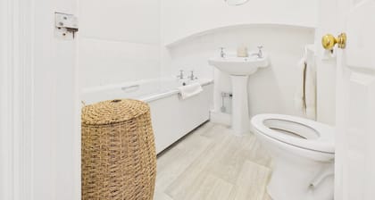 Falmouth Town Centre Apartment | Sleeps 4