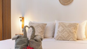 A bed with two pillows, a wall-mounted light, and a wooden panel. - Villa Yuukas with private pool! Central location! (Willemstad)