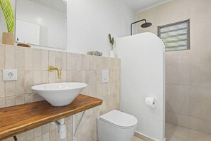 Dusche, Haartrockner, Handtücher