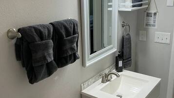 Een haardroger, handdoeken, zeep, shampoo