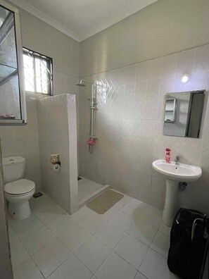 Villa, 4 chambres, accessible aux personnes à mobilité réduite | Salle de bain