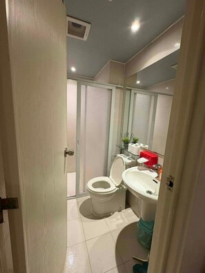Dusche, Bidet, Handtücher