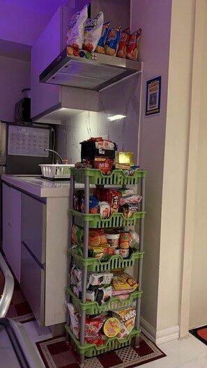 冷蔵庫、電子レンジ、食器洗い機、調理器具と食器