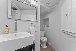 Shower, hair dryer, towels, shampoo - Panoramic Lakeview Retreat (Kings Beach)