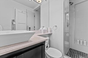 Shower, hair dryer, towels, shampoo - Panoramic Lakeview Retreat (Kings Beach)