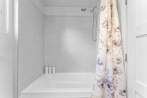Shower, hair dryer, towels, shampoo - Panoramic Lakeview Retreat (Kings Beach)