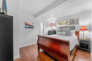 2 bedrooms, WiFi, bed sheets - Panoramic Lakeview Retreat (Kings Beach)