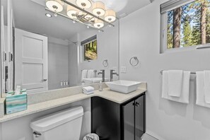 Shower, hair dryer, towels, shampoo - Panoramic Lakeview Retreat (Kings Beach)