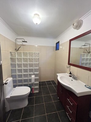 Shower, hair dryer, towels, soap - Cozy condo in Central Tamarindo w/ pool, 6m walk to beach (Tamarindo)