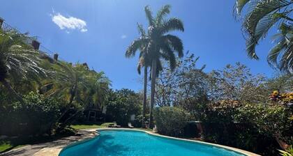 Cozy condo in Central Tamarindo w/ pool, 6m walk to beach