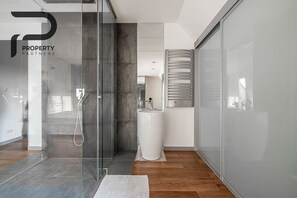 Dusche, Haartrockner, Bidet, Handtücher