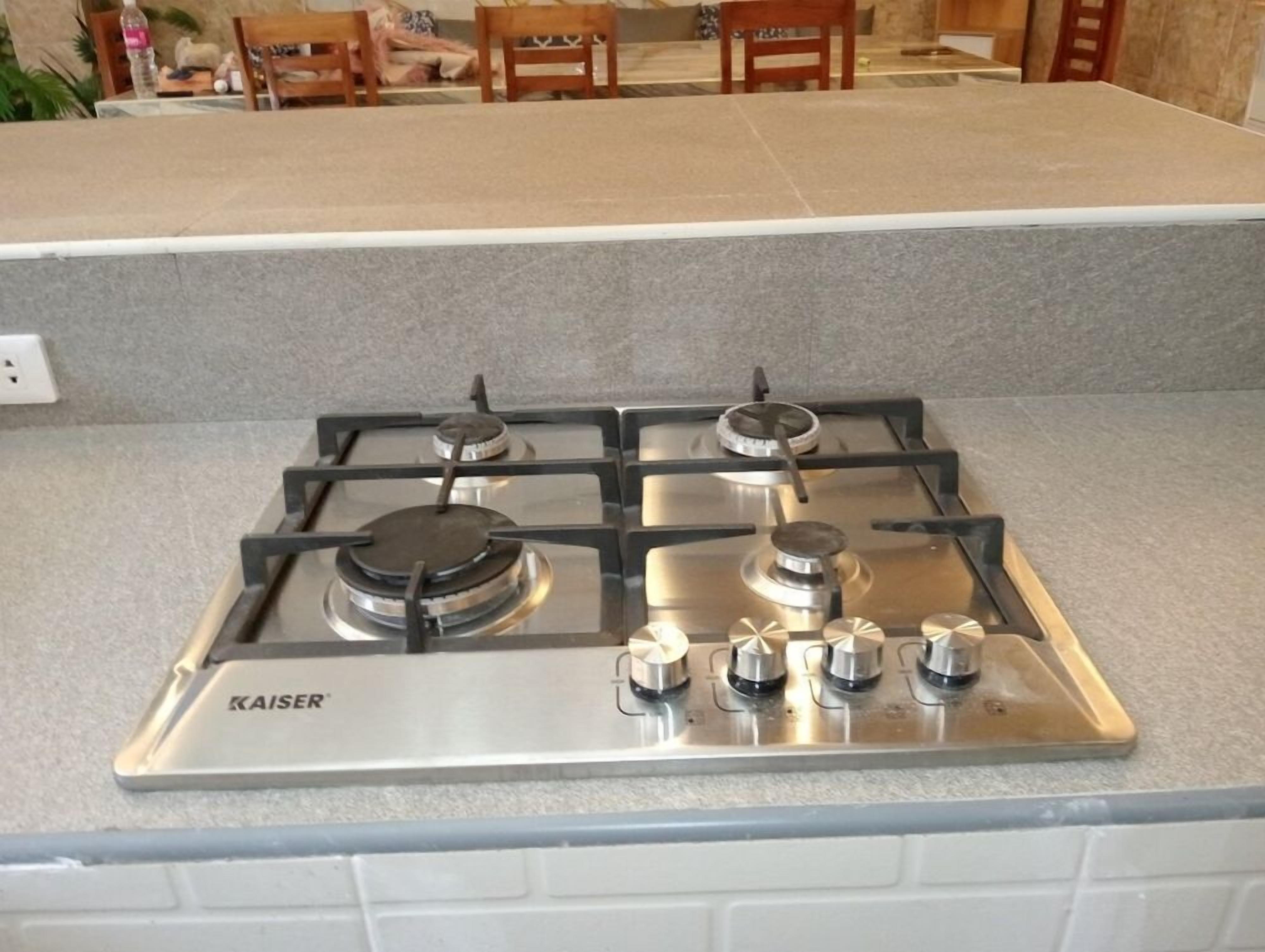 Refrigerador, microondas, parrilla de estufa y cafetera y tetera 