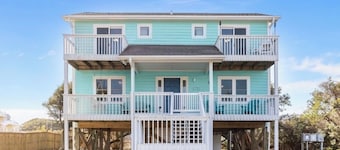 Beautiful 3BD and 3.5BA Coastal Retreat in N. Topsail Beach with Large Deck