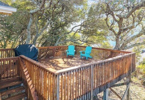Charming 3-bed, 3.5-Bath Coastal Retreat, N. Topsail, Large Deck. Pet-Friendly