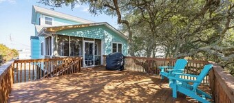 Beautiful 3BD and 3.5BA Coastal Retreat in N. Topsail Beach with Large Deck