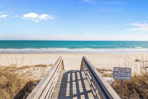 Charming 3-bed, 3.5-Bath Coastal Retreat, N. Topsail, Large Deck. Pet-Friendly