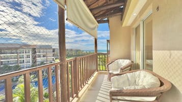Grand Apartment | Property grounds