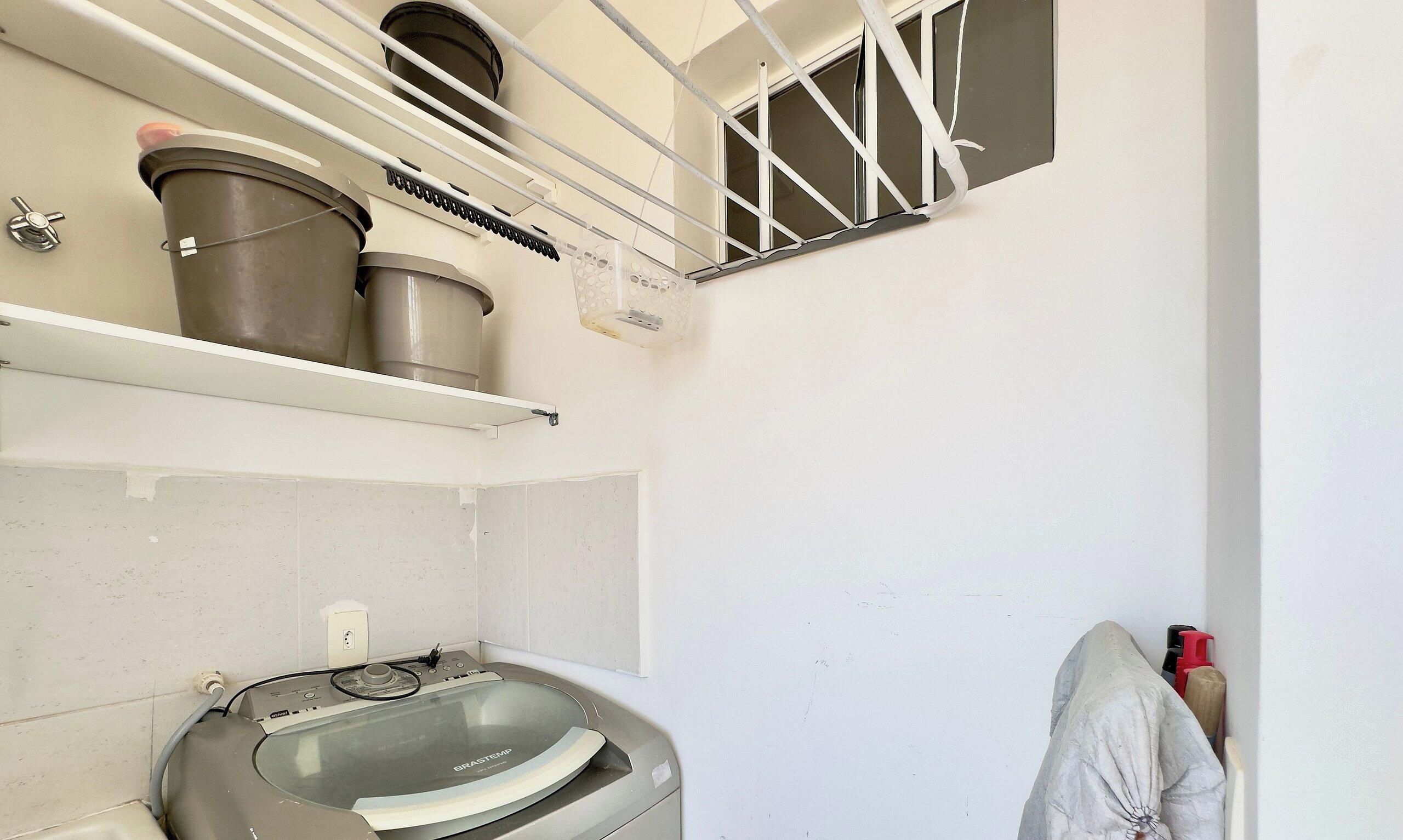 Un baño con bañera, ducha y una ventana con rejas.