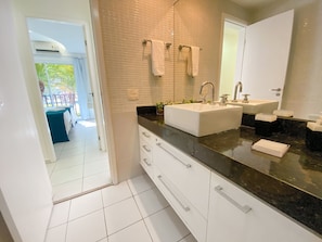 Family Apartment | Bathroom - Beach Living Pe na Areia por Be My Guest (Aquiraz)