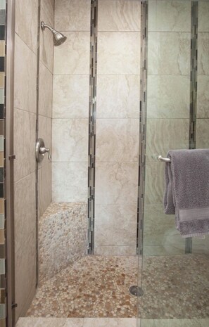 Douche, sèche-cheveux, serviettes fournies, savon