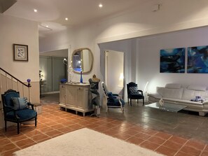 TV - Tastefully renovated town house, courtyard and terrace with trees, 5 minutes from the beach (Saint-Laurent-de-la-Salanque)