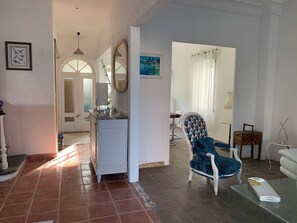 TV - Tastefully renovated town house, courtyard and terrace with trees, 5 minutes from the beach (Saint-Laurent-de-la-Salanque)