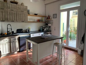 Microwave, oven, stovetop, dishwasher - Tastefully renovated town house, courtyard and terrace with trees, 5 minutes from the beach (Saint-Laurent-de-la-Salanque)