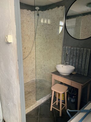 Shower, hair dryer, towels, soap - Tastefully renovated town house, courtyard and terrace with trees, 5 minutes from the beach (Saint-Laurent-de-la-Salanque)