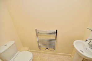 Douche, serviettes fournies, papier toilette