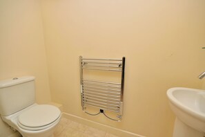 Douche, serviettes fournies, papier toilette