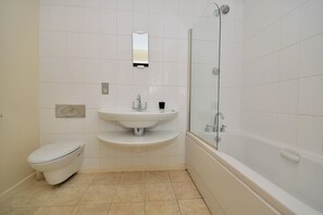 Douche, serviettes fournies, papier toilette