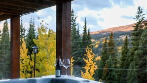 Un jacuzzi con vistas a árboles y montañas.