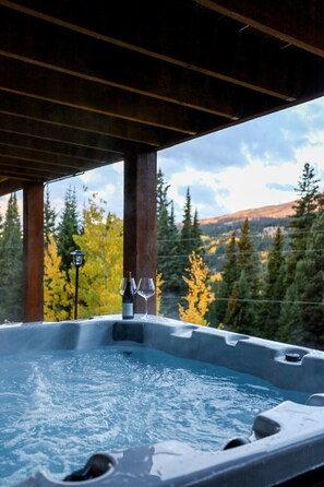 Un bain à remous avec vue sur les arbres et les montagnes.