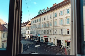 A street view with a building labeled 'SPAR' and a sign for 'Schönaugrube.' - Lilians modern apartment in historical Citycenter (Graz)