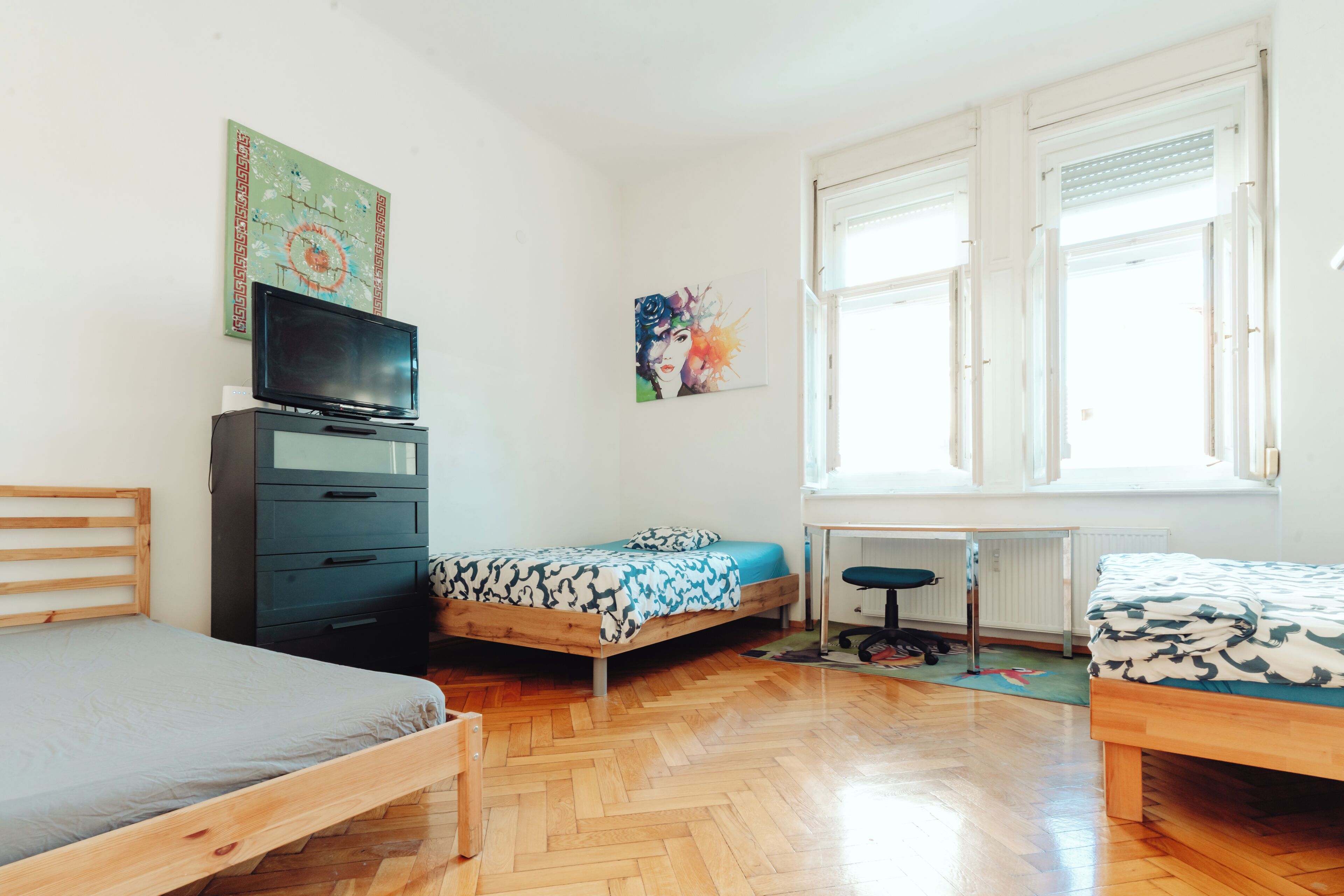 4 bedrooms, iron/ironing board, WiFi, bed sheets
