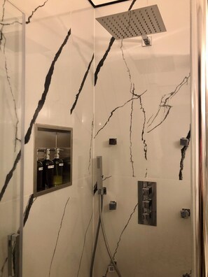 Douche, articles de toilette écologiques, sèche-cheveux