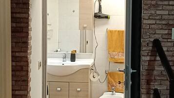 Doccia, asciugacapelli, bidet, asciugamani