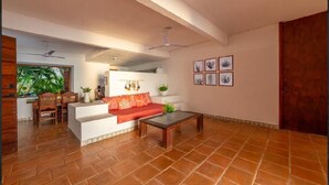 Amplia sala de estar con sofá, mesa de centro y comedor.