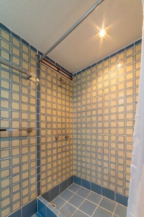 Dusche, Handtücher, Seife, Toilettenpapier