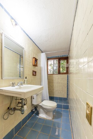 Douche, serviettes fournies, savon, papier toilette