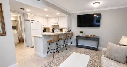 Cozy 1st Floor River View Condo w/ Screen Porch-Minutes to Rainbow River! Kayak!