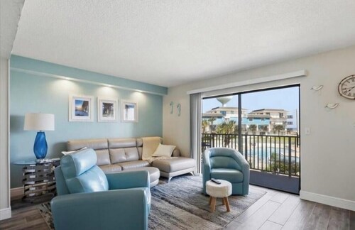 OCEAN FRONT 2-bedroom condo with AC in Flagler Beach - Family Friendly!