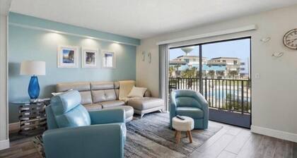 OCEAN FRONT 2-bedroom condo with AC in Flagler Beach - Family Friendly!