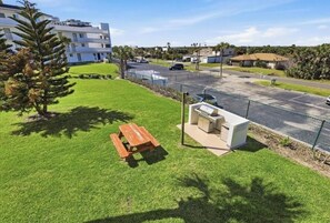 Outdoor dining - OCEAN FRONT 2-bedroom condo with AC in Flagler Beach - Family and Pet Friendly! (Flagler Beach)