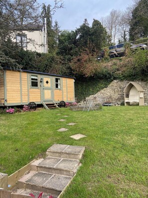 Property grounds - Cozy Cabin Retreat in Newtown (Newtown)