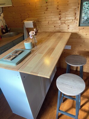 Dining - Cozy Cabin Retreat in Newtown (Newtown)