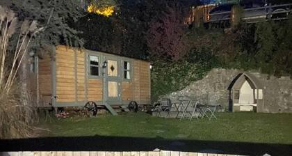 Cozy Cabin Retreat in Newtown