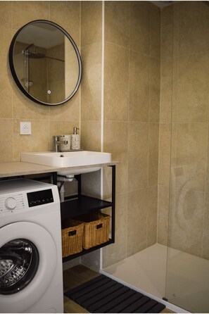 Bathroom - Vrbo Property (Grenoble)